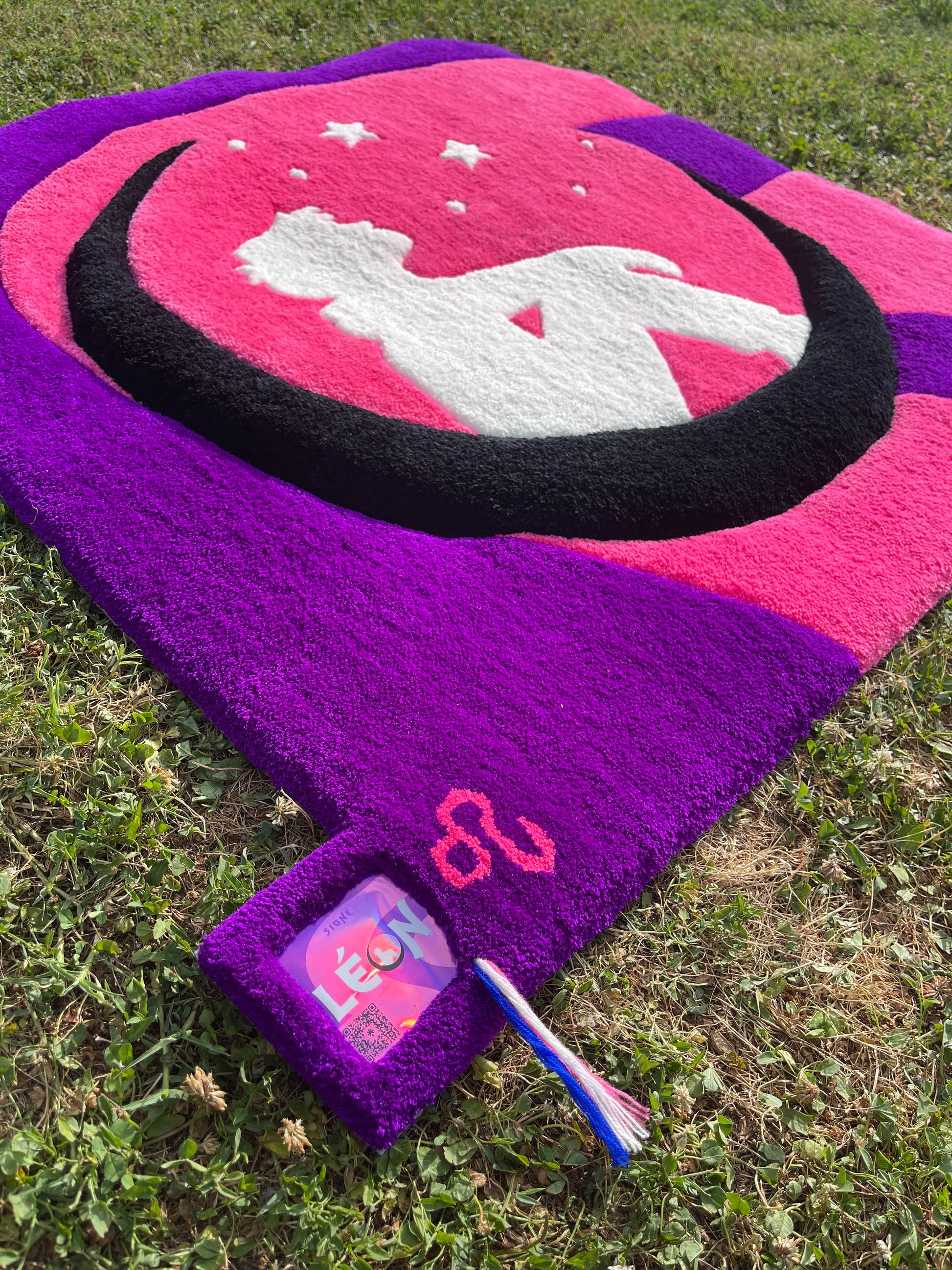 Détail de la lune noire tuftée en relief 3D avec la technique long pile pour un volume texturé sur le tapis Léon.