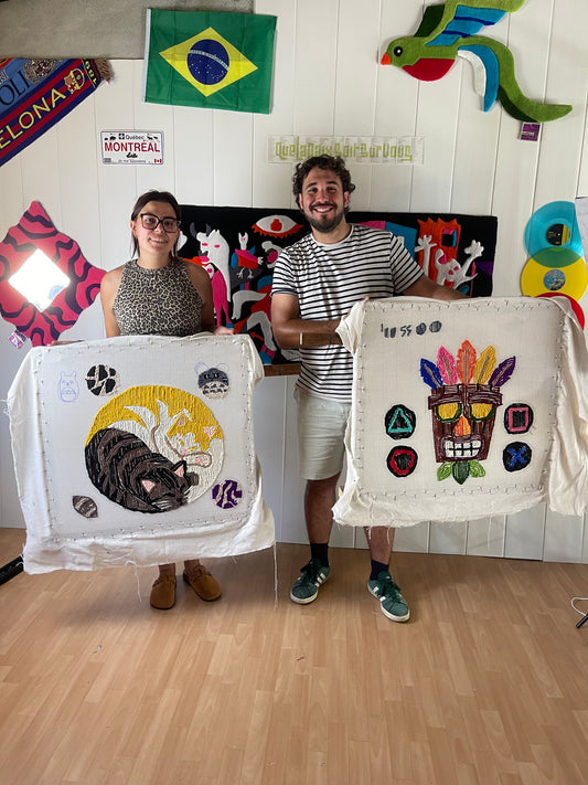 Deux participants fiers de présenter leurs tapis colorés et originaux après un atelier d'initiation au tufting à Perpignan.