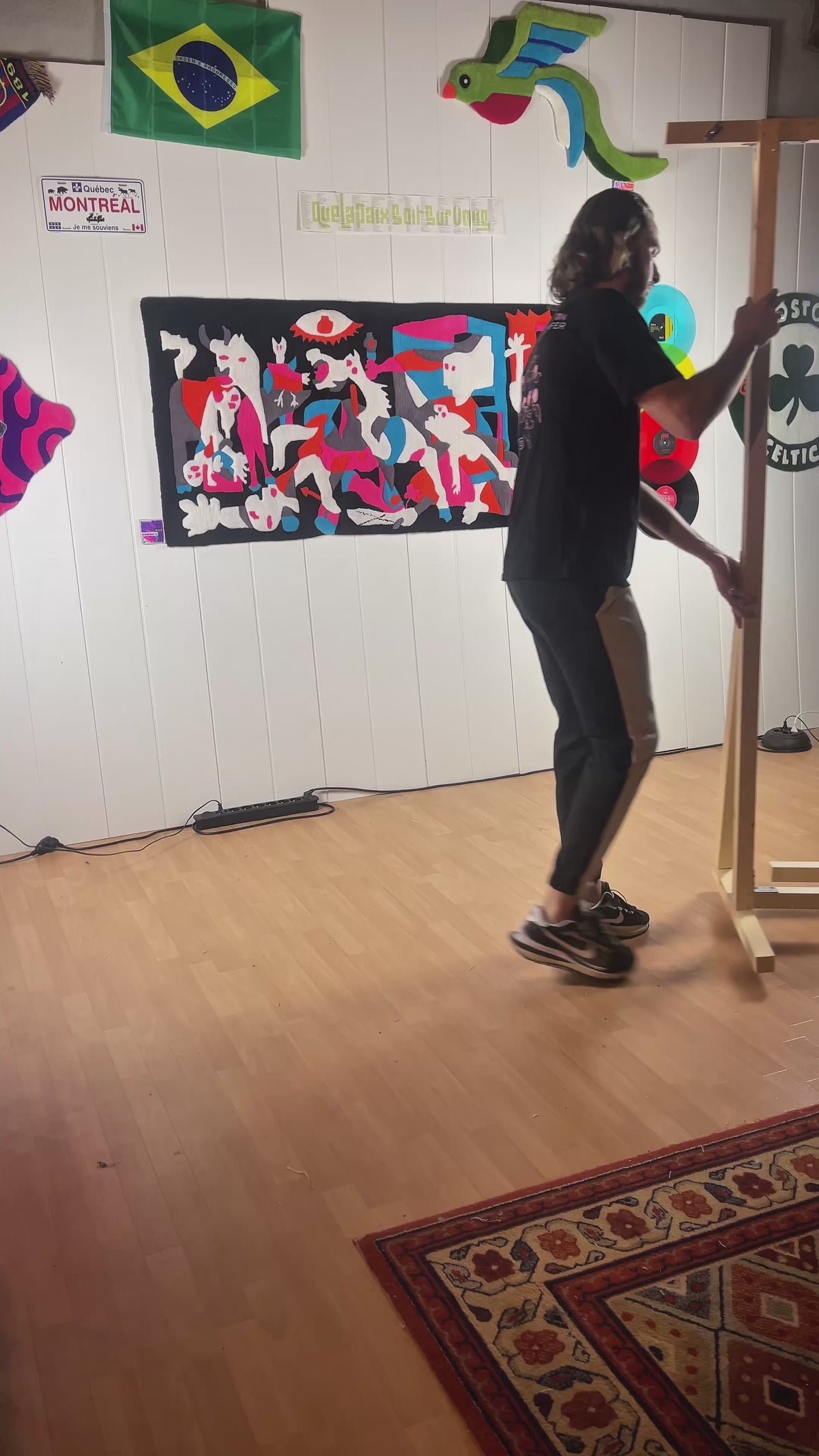 Charger la vidéo : Vidéo du processus de fabrication d'un tapis tufté à la main par l'artiste Signé Léon dans son atelier près de Toulouse. 