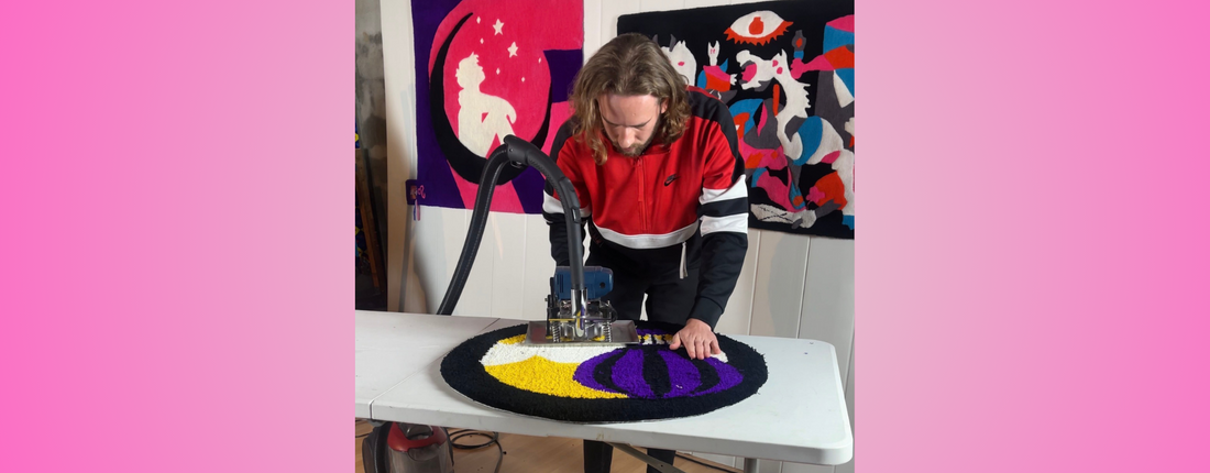 Vidéo de processus de fabrication d'un tapis personnalisé tufté à la main par Signé Léon pour l'établissement la Guinguette en l'air à Fenouillet. 