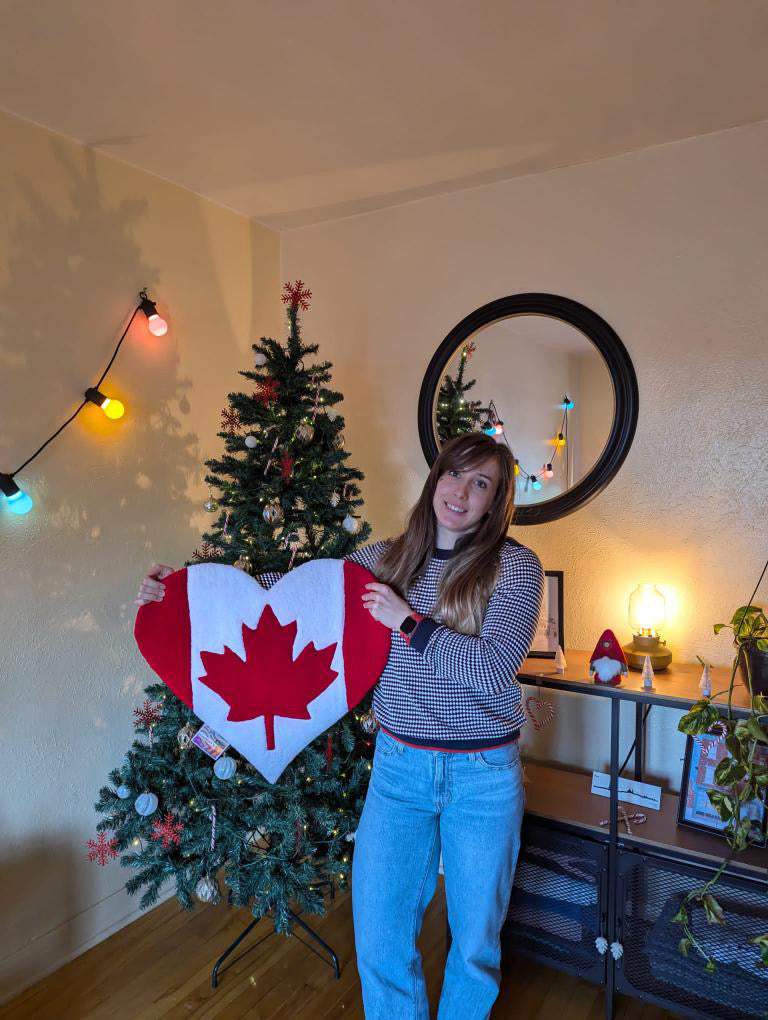 Cadeau de Noël personnalisé : tapis feuille d'érable du drapeau canadien remis à la cliente.
