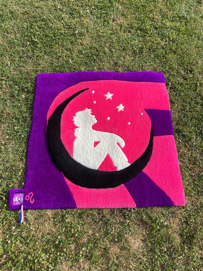 Vue de face du tapis mural Léon, une création originale tuftée à la main aux couleurs rose, violet et noir.