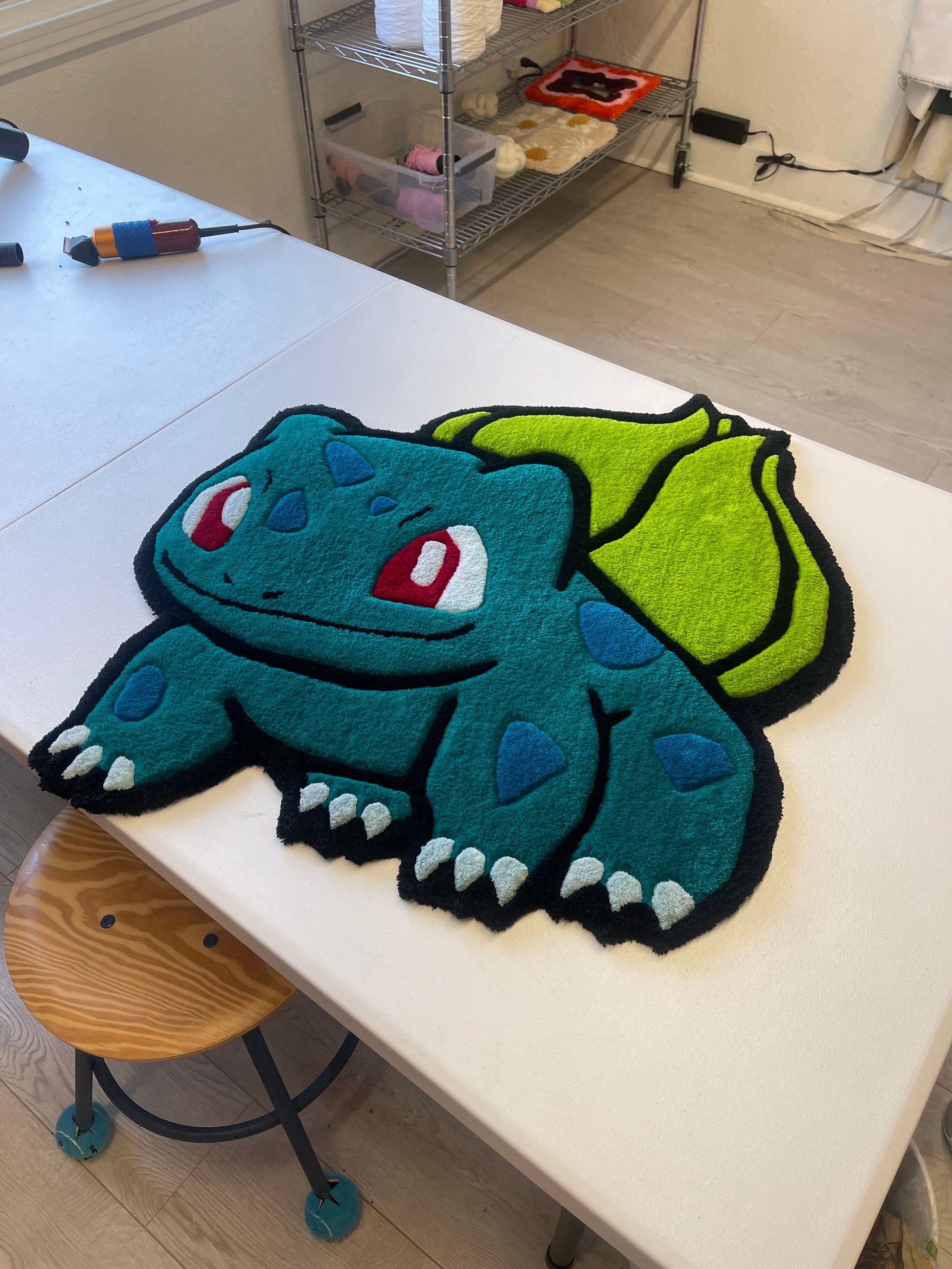 Tapis personnalisé en forme de personnage Pokémon Bulbizarre, création textile sur mesure tuftée à la main.