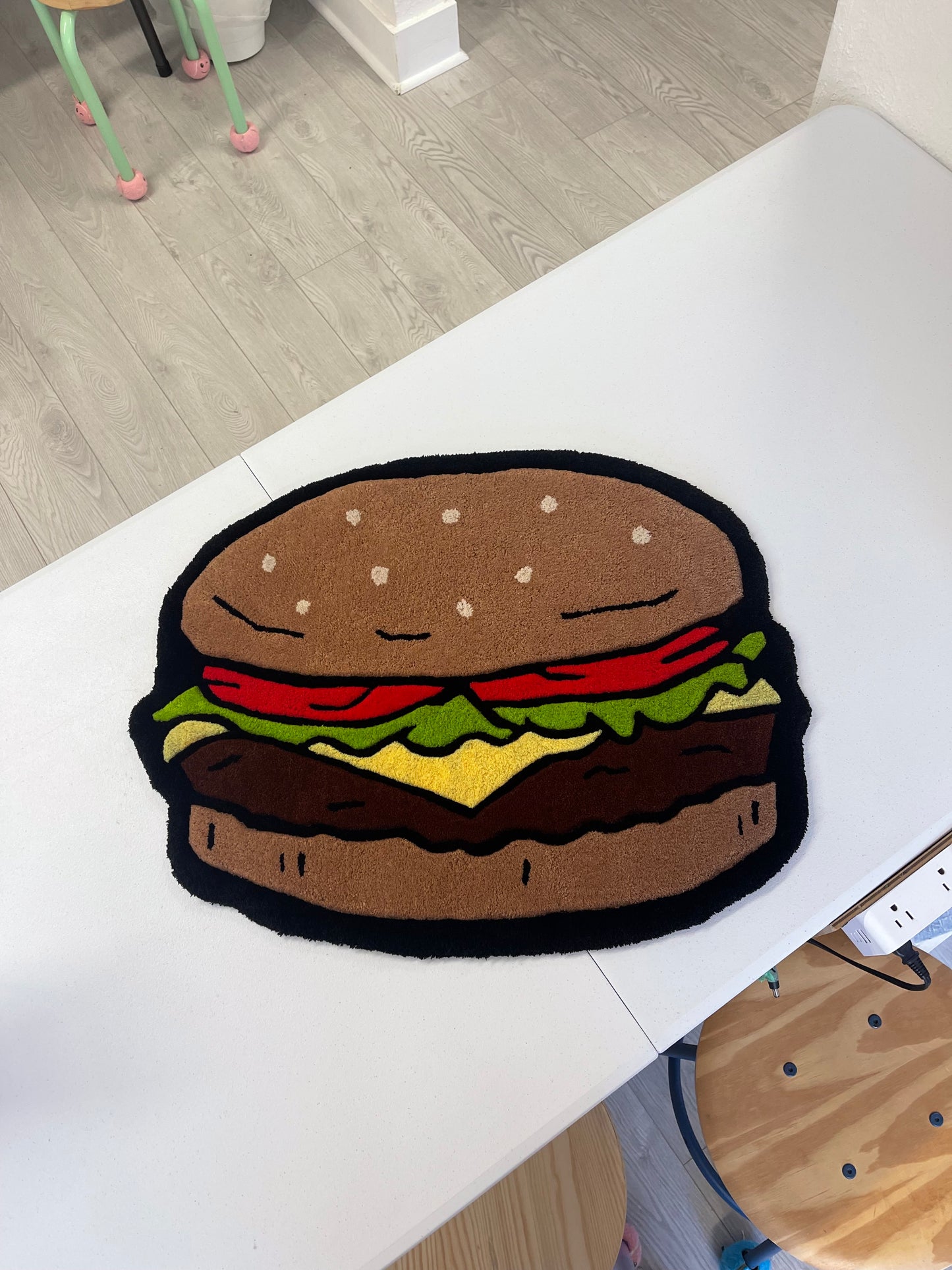 Tapis pop art en forme de Hamburger, pièce de décoration insolite et 100% sur mesure.