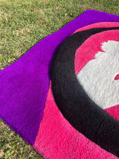 Texture de la laine acrylique premium et contraste entre la lune noire en relief et le fond violet profond du tapis.